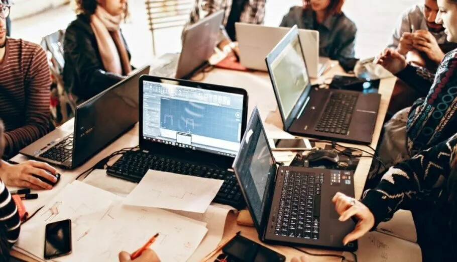 Ένας προβληματισμός για το μέλλον της εργασίας σε ανθρωπιστικό επίπεδο