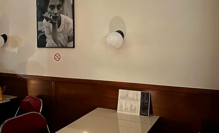 Αναζητώντας τη ζεστή ατμόσφαιρα στα εστιατόρια της Αθήνας