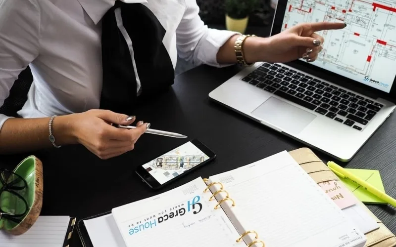 Η μεσιτεία και η νομοτέλεια: Έτυχε ή μήπως πέτυχε;