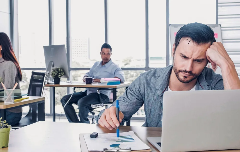 Η Νέα Μοναξιά: Γιατί οι καλύτεροι άνθρωποι στον οργανισμό σου νιώθουν όλο και πιο μόνοι