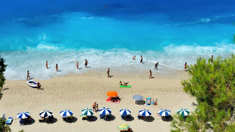 Τουρισμός: Τα θετικά στοιχεία από ΤτΕ, η στήριξη Αμερικανών επισκεπτών και οι προβληματισμοί