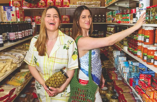 OPA! Οι Helena & Vikki Moursellas έγραψαν ένα βιβλίο με συνταγές εμπνευσμένο από τις ελληνικές ταβέρνες