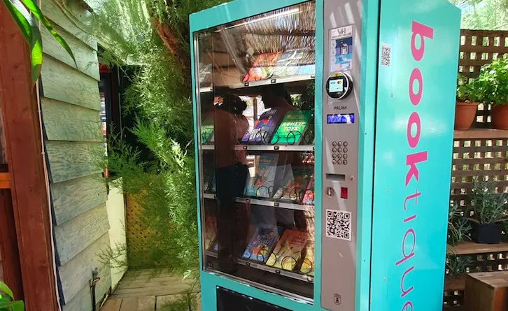 Ένας βεραμάν αυτόματος πωλητής βιβλίων στην παραλία του Σχοινιά