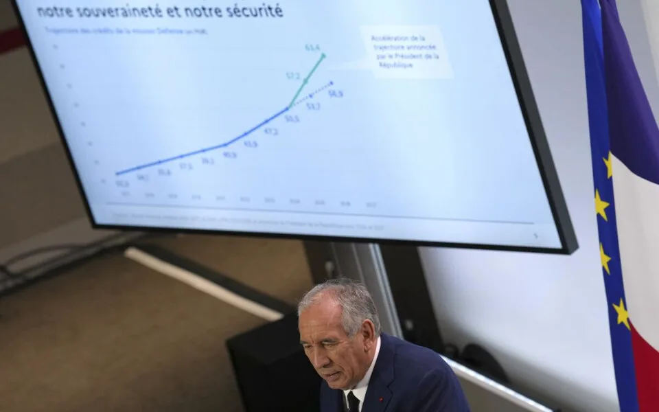 Γαλλική Οικονομία: Στη «λαιμητόμο» το κοινωνικό κράτος με περικοπές-σοκ στον προϋπολογισμό — Στόχος η μείωση του ελλείμματος