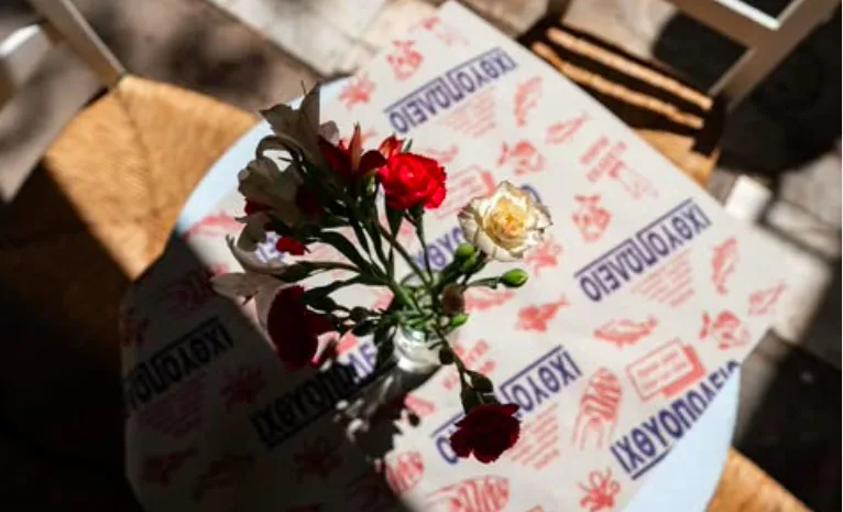 Για φαγητό στα τραπεζάκια έξω στους πεζόδρομους της Αθήνας