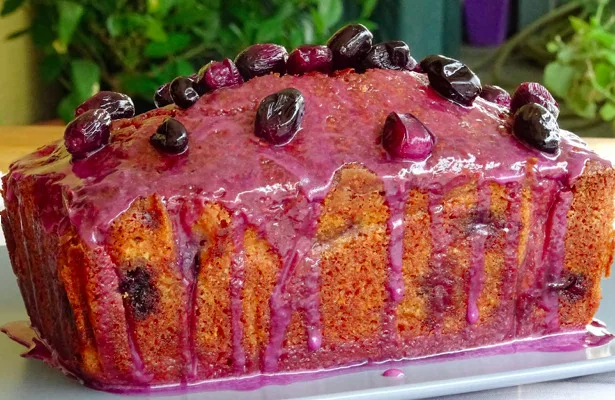 Συνταγές της Ασπρούλας: Κέικ με αμύγδαλα και σταφύλια