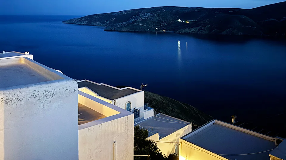 Δύο σπίτια και το φως ενός νησιού. Η Αστυπάλαια των DNE Architects