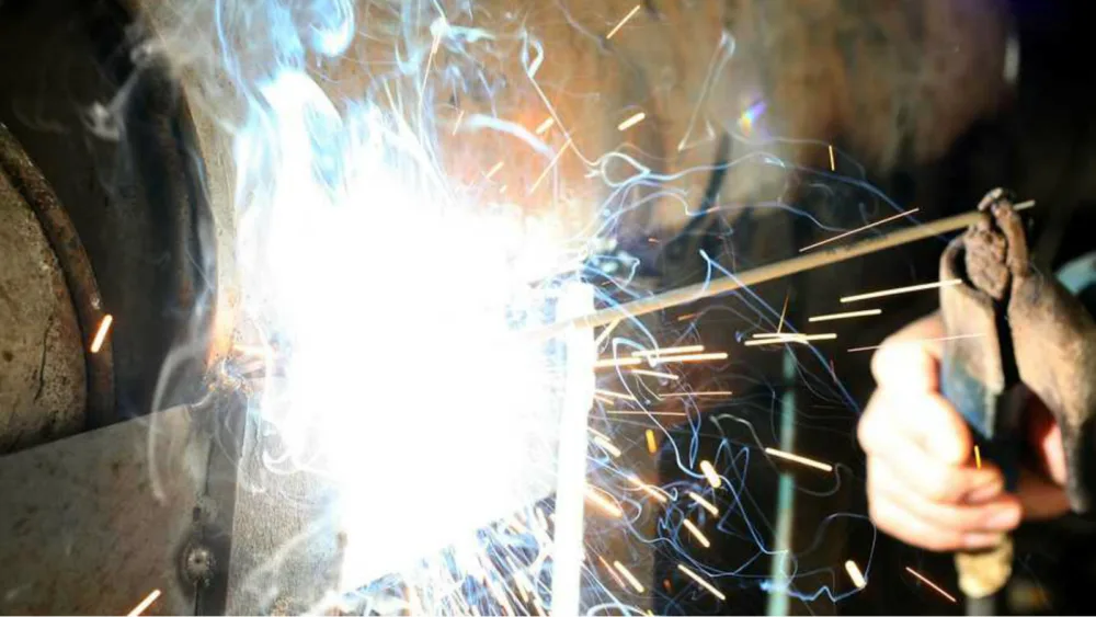 Χαμηλή εγχώρια ζήτηση – Η υποχώρηση των διεθνών τιμών το 2016 μειώνει τα έσοδα των βιομηχανιών