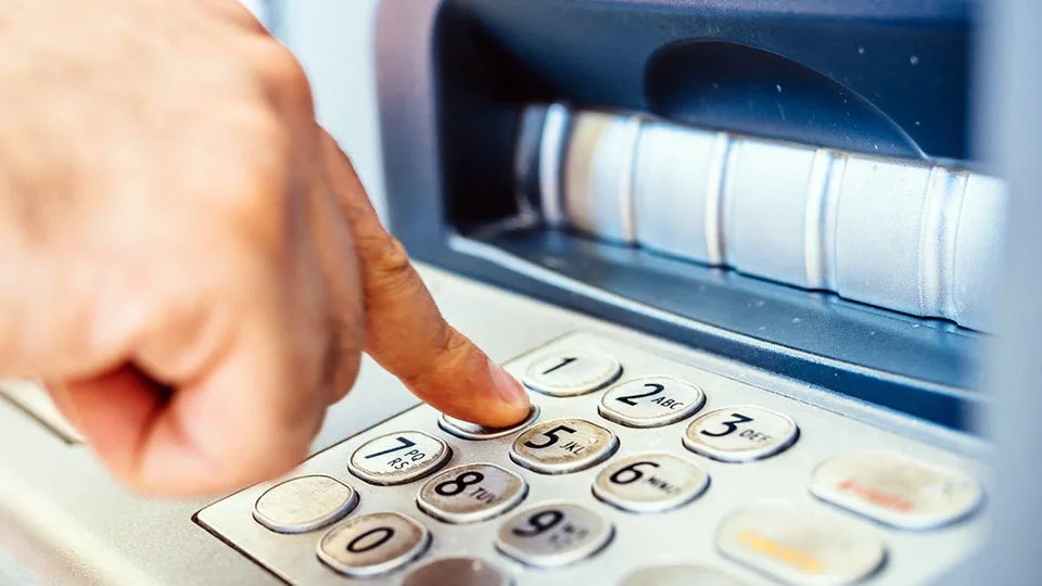 Μεγάλες αλλαγές από Δευτέρα στις χρεώσεις για αναλήψεις από ΑΤΜ