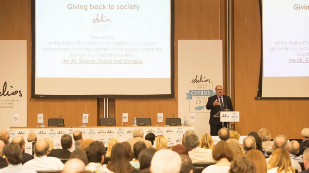 Ο Σερ Στέλιος Χατζηιωάννου Απένειμε 76 Βραβεία  για την Ενίσχυση της Δικοινοτικής Συνεργασίας στην Κύπρο