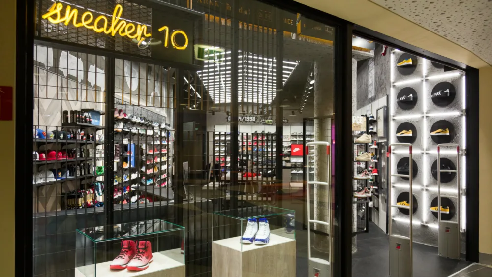 Θέσεις εργασίας στα καταστήματα Sneaker10