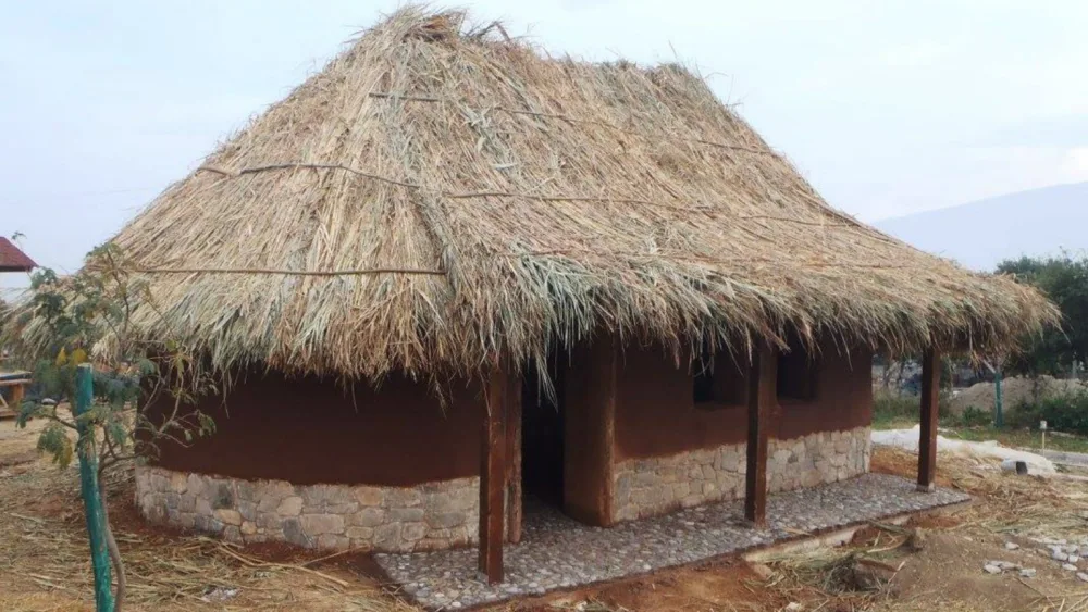 Cob: Δυο Λαρισαίοι φτιάχνουν (κανονικά) σπίτια από άχυρο και πηλό, από 1.500 ευρώ