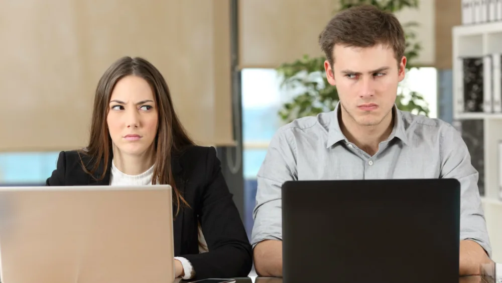 Πώς να χειριστείς κάποιον που δεν συμπαθείς στη δουλειά