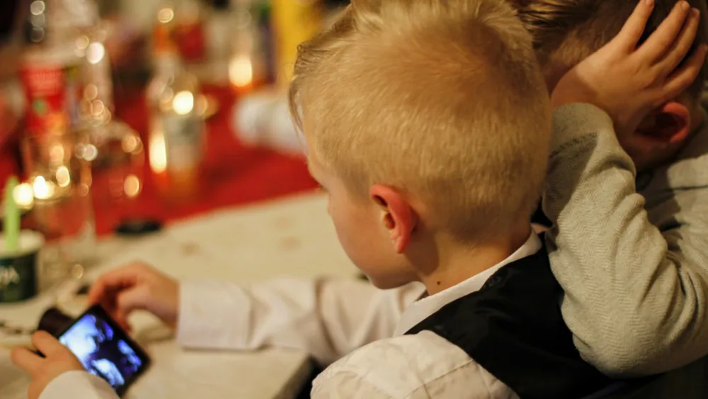 Στα κοινωνικά δίκτυα τα παιδιά στην Ελλάδα πριν από τα 13 τους χρόνια