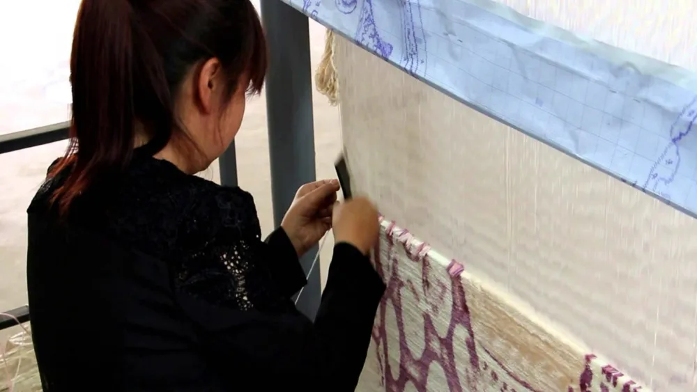 Τα περίφημα μεταξωτά χειροποίητα κινέζικα χαλιά -Μέχρι και ένας χρόνος δουλειά για ένα κομμάτι [video]