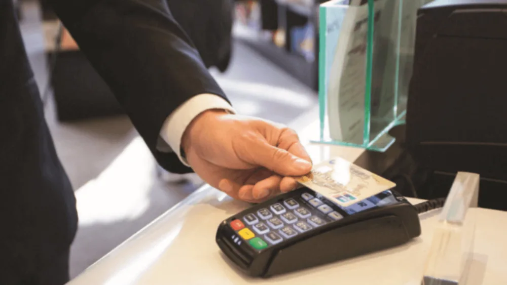 Μείωση των προμηθειών για την χρήση των POS σχεδιάζουν οι τράπεζες – Θα αφορούν «μικρές» συναλλαγές