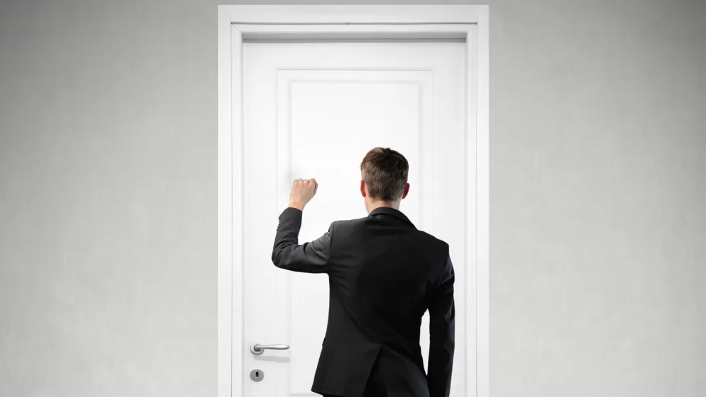 Πώς θα δώσεις νέα κατεύθυνση στη ζωή σου αν νιώθεις ότι έχει «κολλήσει»