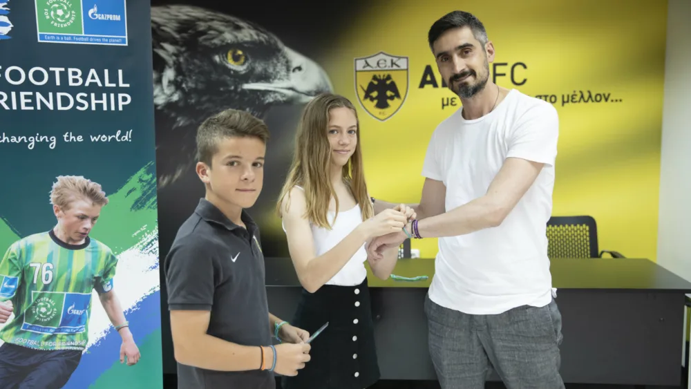 Ο Νίκος Λυμπερόπουλος υποδέχθηκε στα γραφεία της ΑΕΚ  την Ελληνική αποστολή του διεθνούς προγράμματος «Ποδόσφαιρο για τη Φιλία 2018»