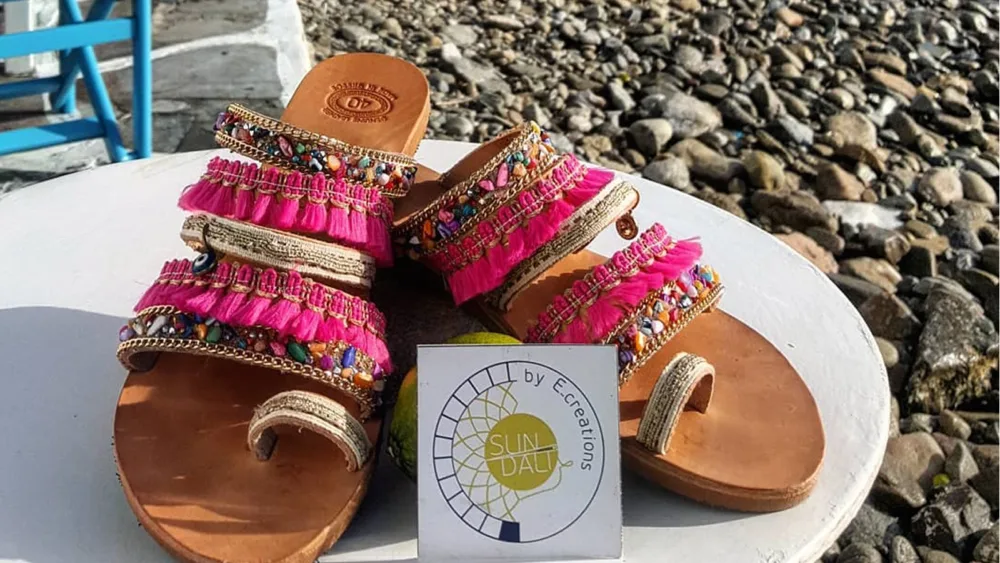 Το success story μιας Κρητικιάς -Ξεκίνησε... πειράζοντας τα σανδάλια της, τώρα πουλάει 500 ζευγάρια το χρόνο