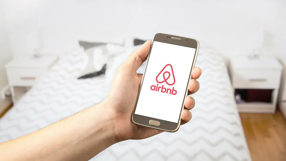 «Ατμομηχανή εσόδων» το Airbnb: Συνεχή ρεκόρ με σταθερά πάνω από 1 εκατ. κλίνες στην Ελλάδα