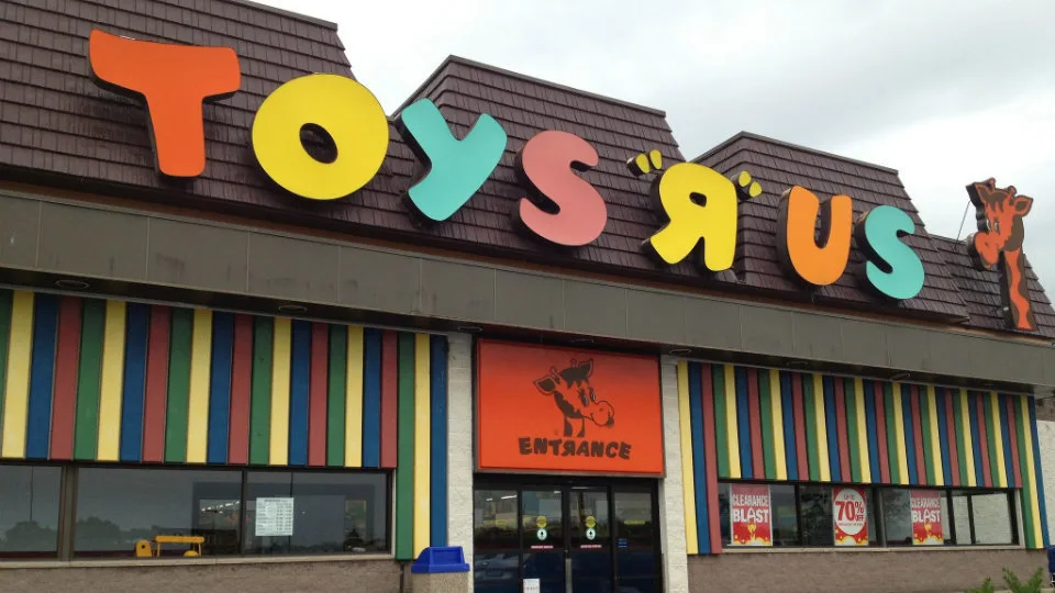Μετά το «κανόνι», τα παιχνιδάδικα Toys R Us ετοιμάζουν την επιστροφή τους