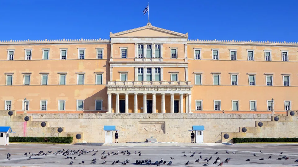 Ψηφίστηκε το φορολογικό νομοσχέδιο - Τι προβλέπει για ΕΝΦΙΑ και 120 δόσεις