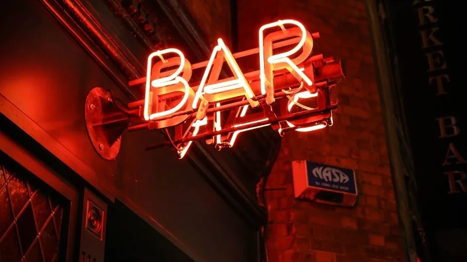 Επιχείρηση «Πυρετός το Σαββατόβραδο» από την ΑΑΔΕ: Έλεγχοι σε 29 νυχτερινά κέντρα διασκέδασης