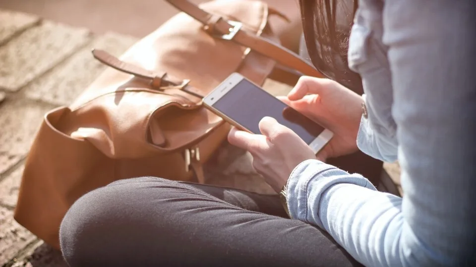 Cosmote: Απεριόριστα data στο κινητό για το τριήμερο της 28ης Οκτωβρίου