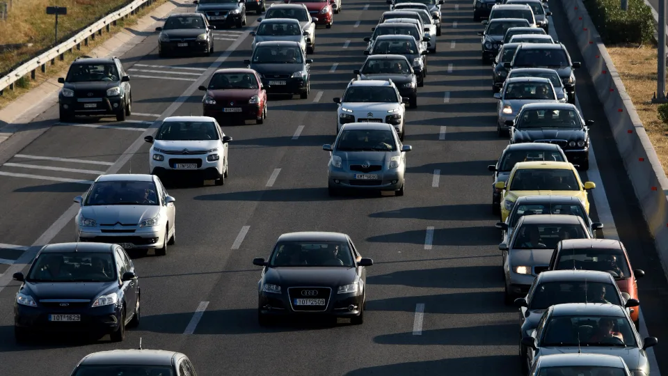 ΥΜΕ: Αύξηση ορίου επιβατών σε ΙΧ, ταξί από σήμερα