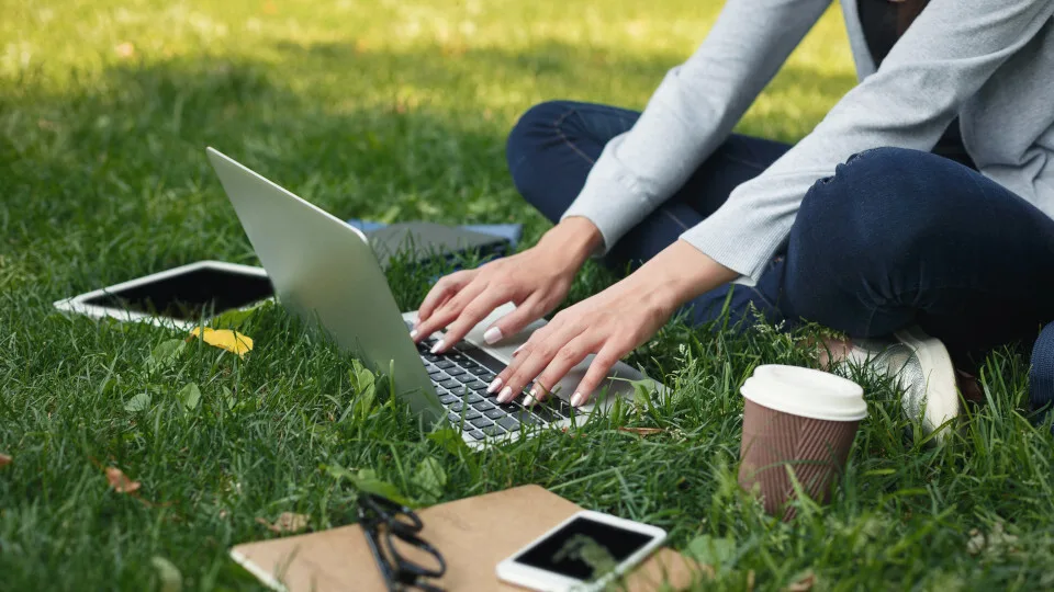 Νέα μελέτη της IWG: Η υβριδική εργασία κάνει καλό στην υγεία