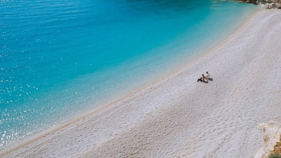 Οι 199 παραλίες της Αττικής που είναι κατάλληλες για κολύμπι (Λίστα]