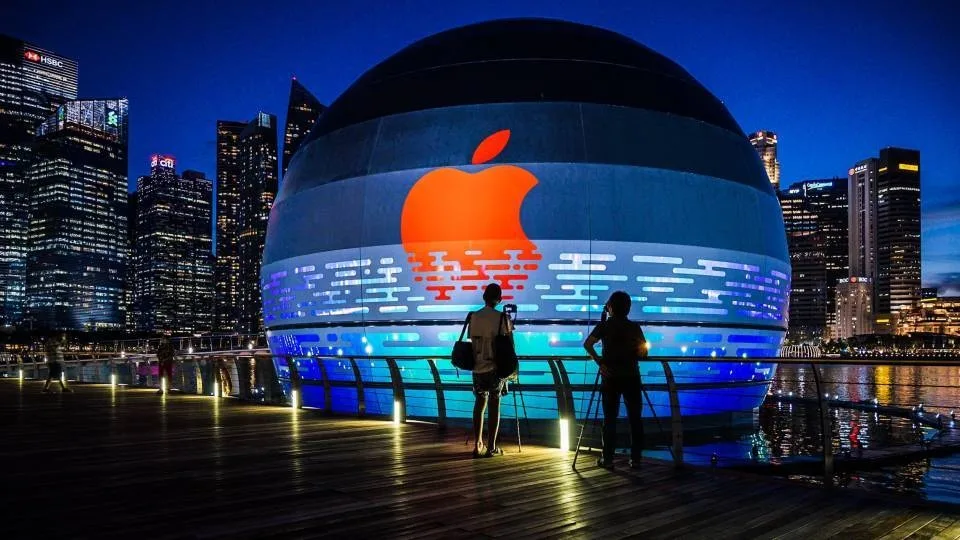 Αυτό είναι το φουτουριστικό κατάστημα της Apple που «επιπλέει»