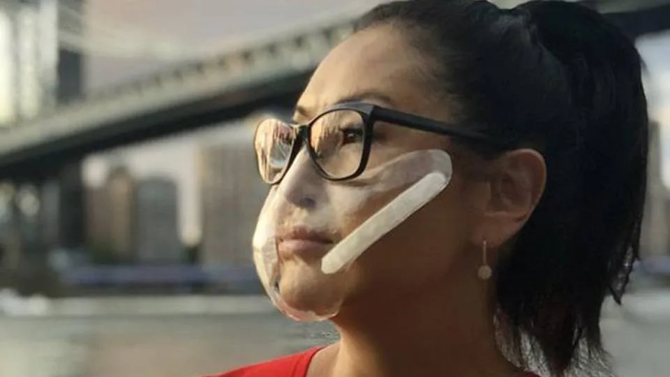 Αμερικανική εταιρεία ανέπτυξε την πρώτη αυτοκόλλητη διαφανή ασπίδα προσώπου