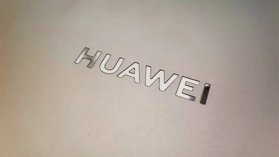 Η κινεζική Huawei ετοιμάζεται να αποχωρήσει από ορισμένες χώρες