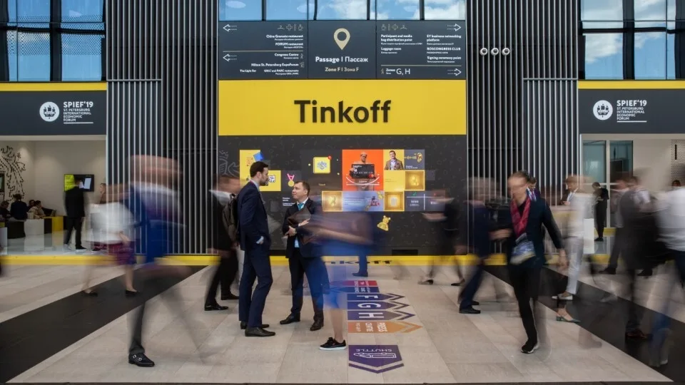 «Super deal» στη Ρωσία: Η Yandex εξαγοράζει την neobank Tinkoff