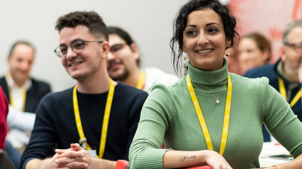 H Vodafone καλύπτει τους μισθούς 10 νέων για εργασία σε ΜΚΟ