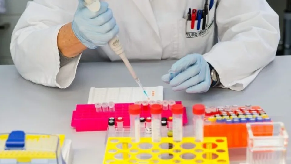 Κοκτέιλ αντισωμάτων μειώνει τα επίπεδα κορονοϊού - Επικεφαλής Έλληνας ερευνητής