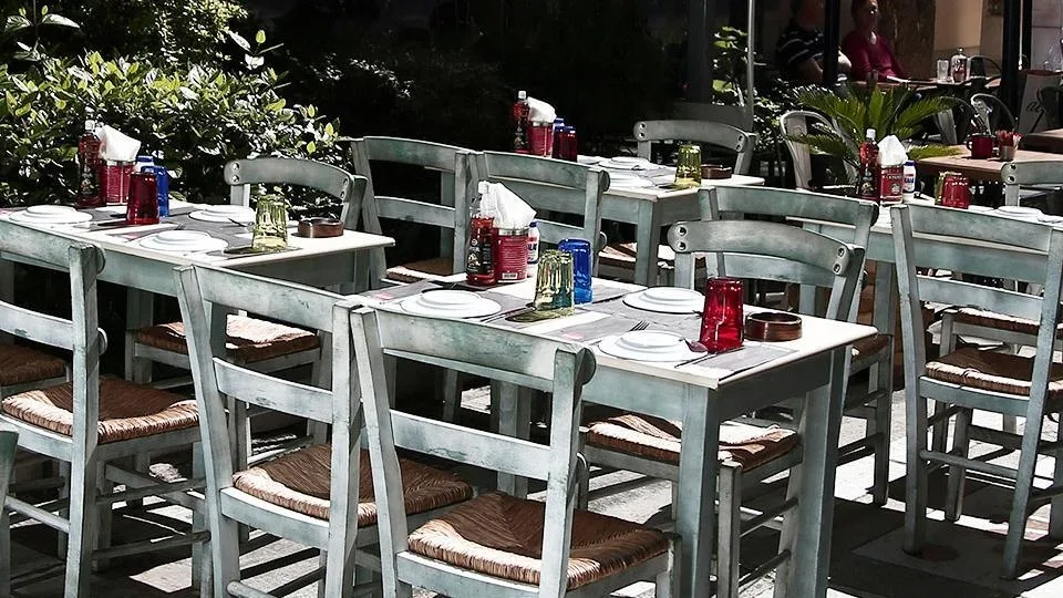 ΕΛΣΤΑΤ: Ετήσια μείωση 57,6% στον τζίρο καταλυμάτων και εστίασης στο δ' τρίμηνο 2020