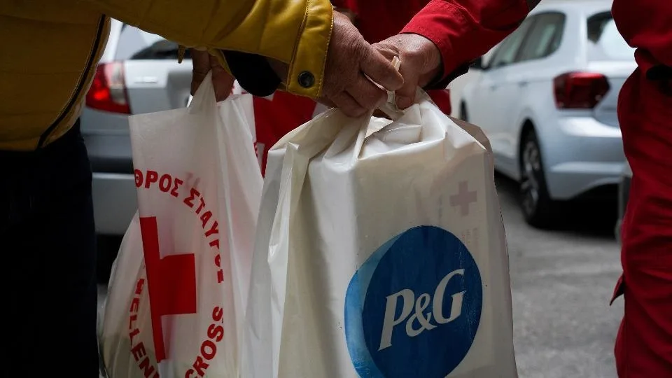 H P&G μαζί με τον Ελληνικό Ερυθρό Σταυρό στο πλευρό των άστεγων συνανθρώπων μας