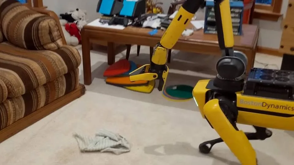 Το ρομπότ - σκύλος απέκτησε χέρι - Μαζεύει ρούχα, ανοίγει πόρτες, λειτουργεί διακόπτες [video]