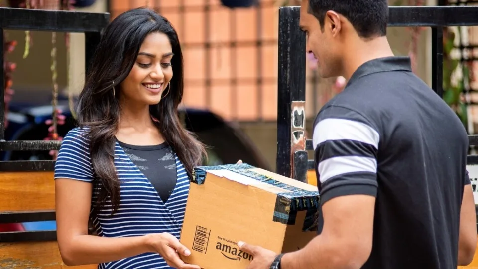 Bloomberg: Η Amazon χρησιμοποιεί αλγόριθμους και A.I. για να κάνει απολύσεις