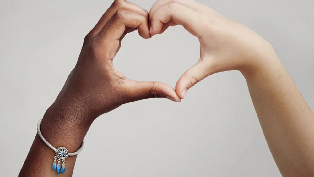 Η Pandora λανσάρει το νέο «Charm for Chang» και στηρίζει το έργο της Unicef