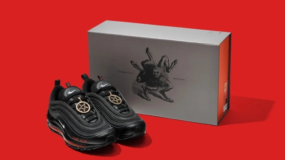 Nike: Κινείται νομικά για τα «σατανικά παπούτσια» που έχουν αίμα στις σόλες