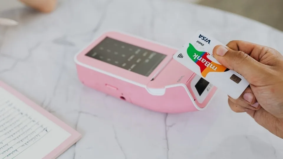 Visa: Ένα δισεκατομμύριο επιπλέον ανέπαφες πληρωμές έφερε η πανδημία