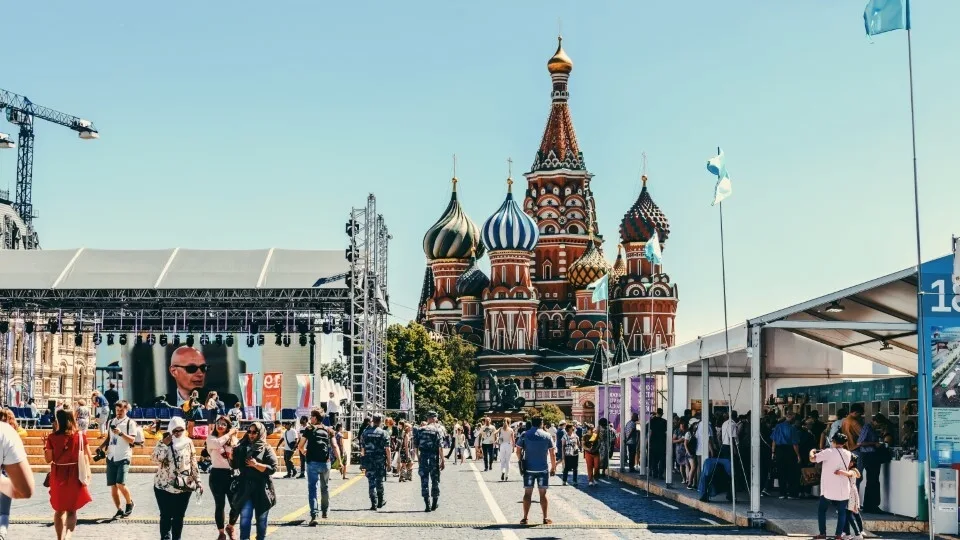 Η Ρωσία απειλεί να επιβραδύνει το Google λόγω «απαγορευμένου περιεχομένου»