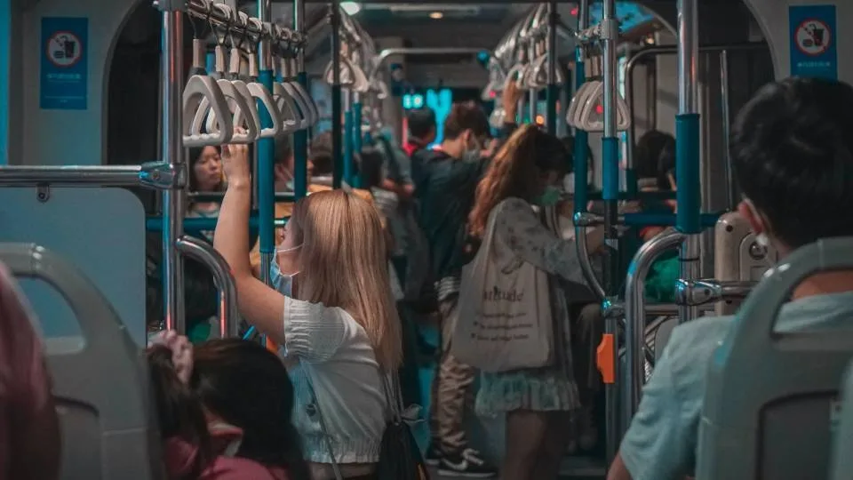 Η Δανία καταργεί την απαίτηση για χρήση μάσκας σε λεωφορεία και μετρό