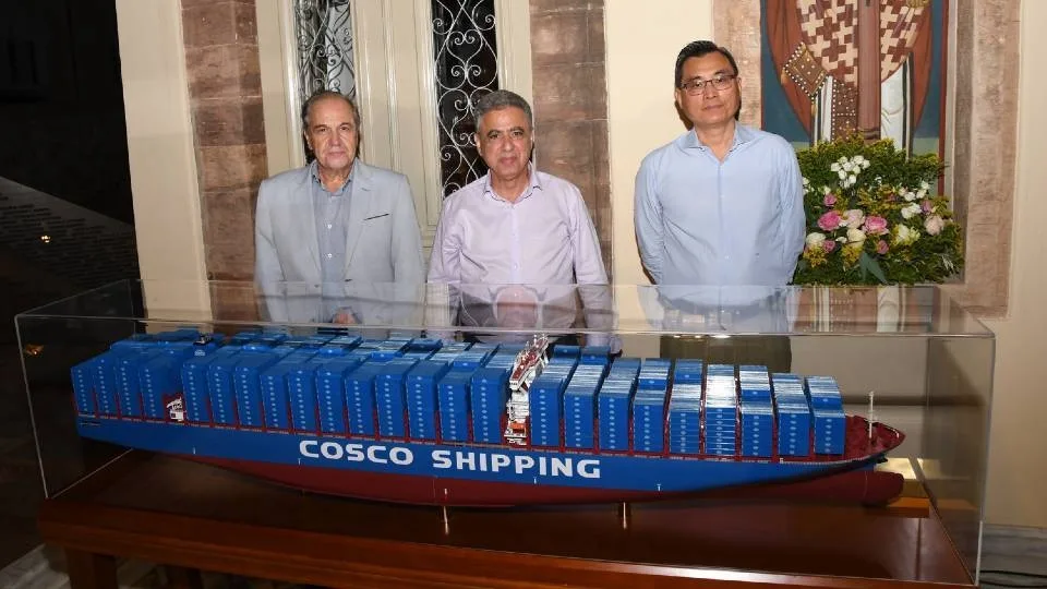 ΟΛΠ: Προσφορά συμβολικού δώρου από την Cosco Shipping στο Ναυτικό Μουσείου Χίου