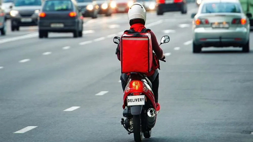 ​Πρόστιμα σε 2 πλατφόρμες διανομής φαγητού για παραδόσεις παρά την απαγόρευση λόγω καύσωνα