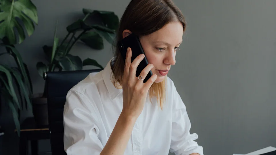 Δωρεάν οι κλήσεις προς τη τηλεφωνική γραμμή SOS 15900 για θύματα βίας