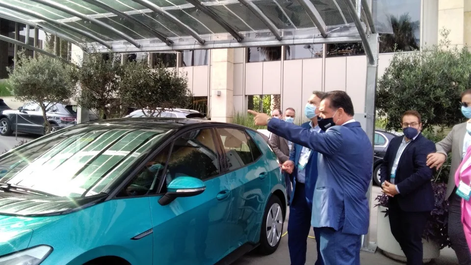 Ένας ηλιακός σταθμός φόρτισης made in Greece στο κέντρο της Αθήνας